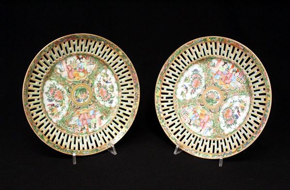 Coppia di piatti, Cina, tarda dinastia Qing, in porcellana dipinta in&nbsp;&nbsp;&nbsp;&nbsp;&nbsp;