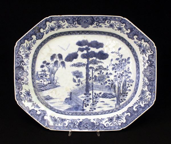 Vassoio, sec. XIX, in ceramica smaltata e decorata a motivi a cineseria,&nbsp;&nbsp;