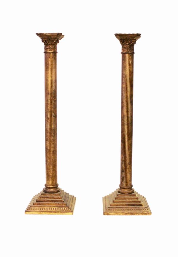 Coppia di candelieri, sec. XX, in metallo patinato, modellati a colonne&nbsp;&nbsp;&nbsp;