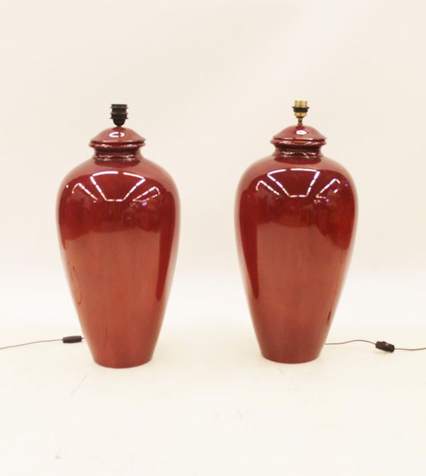 Coppia di grandi lumi, sec. XX, in ceramica smaltata sangue di bue,&nbsp;&nbsp;&nbsp;&nbsp;&nbsp;&nbsp;&nbsp;