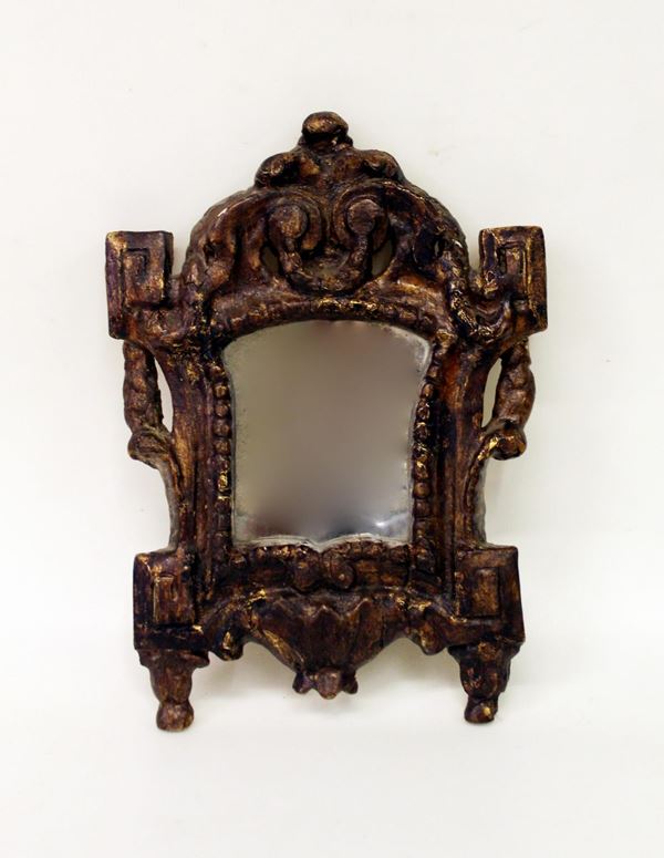 Piccola specchiera, sec. XVIII, in legno intagliato e laccato, luce&nbsp;&nbsp;&nbsp;&nbsp;&nbsp;&nbsp;&nbsp;