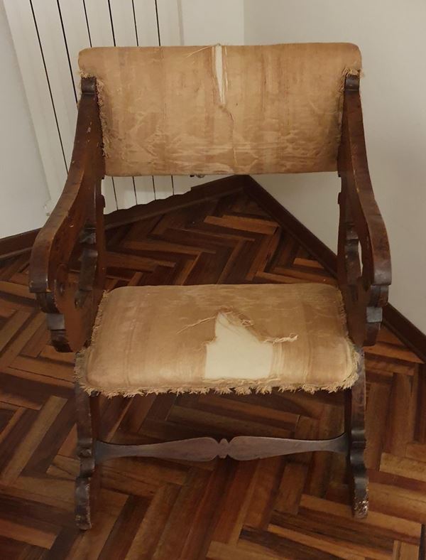 Inginocchiatoio, sec. XVII, in noce sagomato,&nbsp;&nbsp;&nbsp;&nbsp;&nbsp;&nbsp;&nbsp;&nbsp;&nbsp;&nbsp;&nbsp;&nbsp;&nbsp;&nbsp;&nbsp;&nbsp;&nbsp;&nbsp;&nbsp;&nbsp;&nbsp;&nbsp;&nbsp;&nbsp;&nbsp;&nbsp;&nbsp;&nbsp;&nbsp;