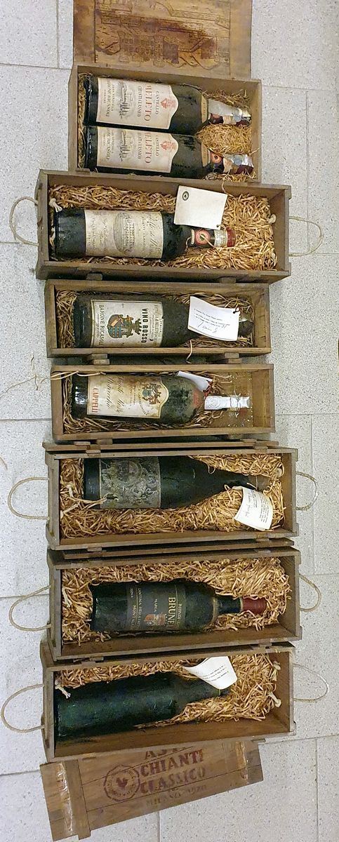 Sedici bottiglie di vino da collezione,                                     - Asta BENI DA COLLEZIONE E ARREDI DA IMPORTANTI PROPRIETA' FIORENTINE E VERSILIESI - Poggio Bracciolini Casa d'Aste