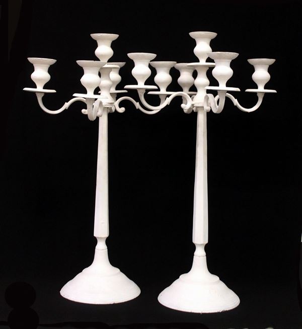Coppia di grandi candelabri a cinque fuochi, sec. XX, in metallo laccato&nbsp;&nbsp;