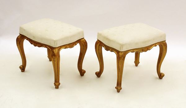 Coppia di pouff, in stile 700, in legno dorato, gambe en cabriole&nbsp;&nbsp;&nbsp;&nbsp;&nbsp;&nbsp;&nbsp;&nbsp;&nbsp;