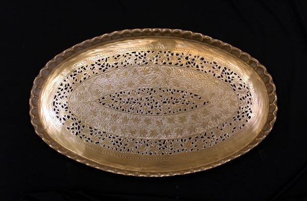 Grande vassoio di forma ovale, arte medio orientale, sec. XX, in ottone&nbsp;&nbsp;&nbsp;