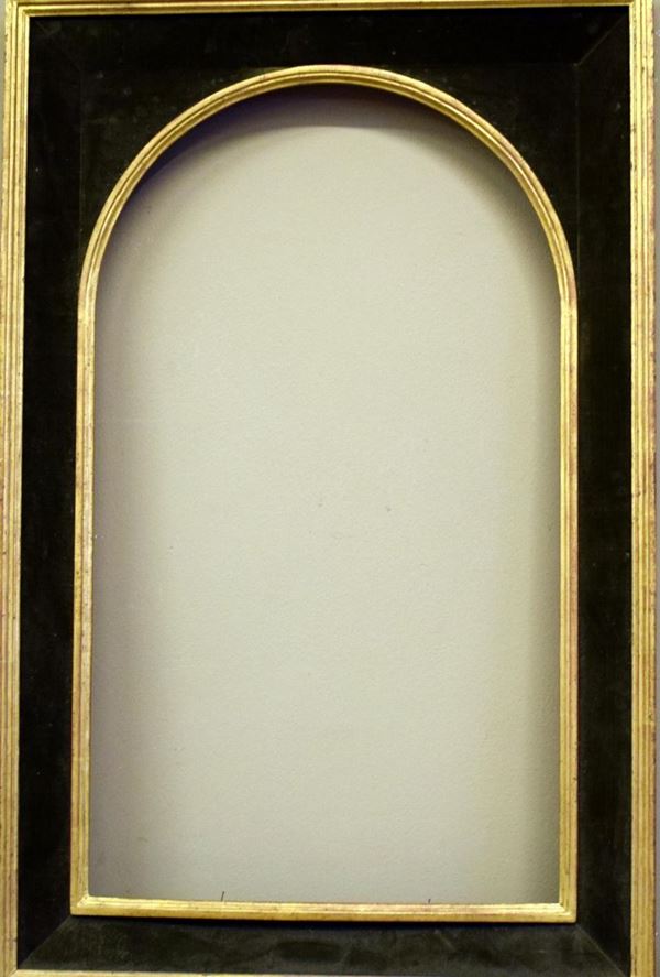 Cornice centinata, sec. XX, in legno ricoperto in&nbsp;&nbsp;&nbsp;&nbsp;&nbsp;&nbsp;&nbsp;&nbsp;&nbsp;&nbsp;&nbsp;&nbsp;&nbsp;&nbsp;&nbsp;&nbsp;&nbsp;&nbsp;&nbsp;&nbsp;&nbsp;&nbsp;&nbsp;&nbsp;&nbsp;