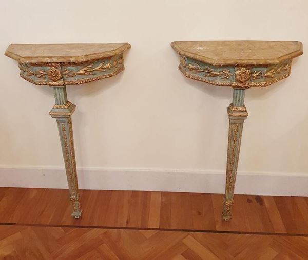 Coppia di consolle, in stile 700, in legno laccato ed intagliato piano&nbsp;&nbsp;&nbsp;