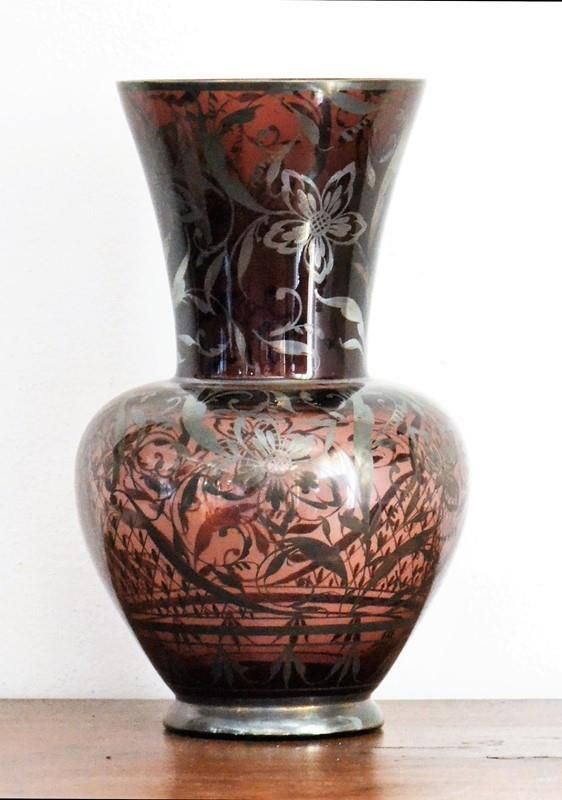 Vaso, inizi sec. XX, in vetro nei toni dell' amaranto, lumeggiato in lamina