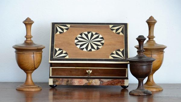 Scatolina e tre vasetti, sec. XIX/XX, in legno tornito e intarsiato (3)&nbsp;&nbsp;&nbsp;