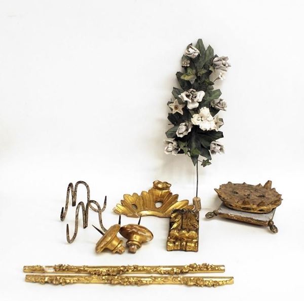 Serie di frammenti, sec. XVIII/XIX, in legno e metallo laccati e dorati,  