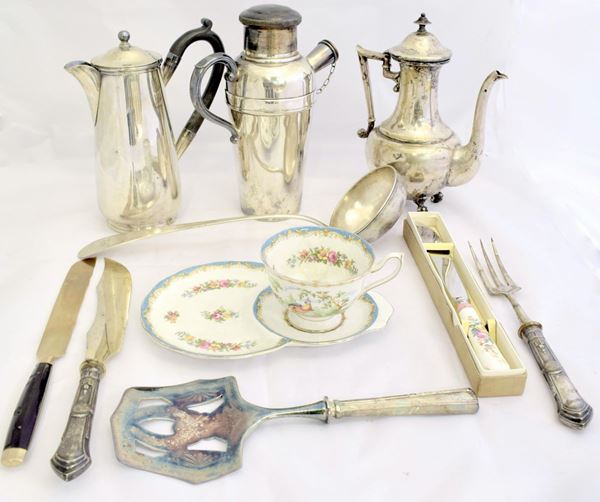 Shaker, caffettiera, versatoio e sei grandi posate&nbsp;&nbsp;&nbsp;&nbsp;&nbsp;&nbsp;&nbsp;&nbsp;&nbsp;&nbsp;&nbsp;&nbsp;&nbsp;&nbsp;&nbsp;&nbsp;&nbsp;&nbsp;&nbsp;&nbsp;&nbsp;&nbsp;&nbsp;&nbsp;  - Asta ARREDI DA UNA VILLA FIESOLANA, GIOIELLI, DIPINTI DAL XVII AL XX SECOLO - Poggio Bracciolini Casa d'Aste