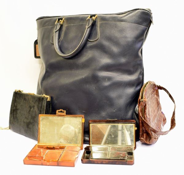 Borsone Gucci, due borse in pellame e due trousse                         
