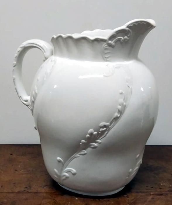 Brocca, sec. XX, in maiolica con decori a fiori,&nbsp;&nbsp;&nbsp;&nbsp;&nbsp;&nbsp;&nbsp;&nbsp;&nbsp;&nbsp;&nbsp;&nbsp;&nbsp;&nbsp;&nbsp;&nbsp;&nbsp;&nbsp;&nbsp;&nbsp;&nbsp;&nbsp;&nbsp;&nbsp;&nbsp;&nbsp;