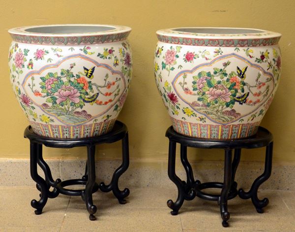 Coppia di vasi, arte orientale, sec. XX,&nbsp;&nbsp;&nbsp;&nbsp;&nbsp;&nbsp;&nbsp;&nbsp;&nbsp;&nbsp;&nbsp;&nbsp;&nbsp;&nbsp;&nbsp;&nbsp;&nbsp;&nbsp;&nbsp;&nbsp;&nbsp;&nbsp;&nbsp;&nbsp;&nbsp;&nbsp;&nbsp;&nbsp;&nbsp;&nbsp;&nbsp;&nbsp;&nbsp;&nbsp;