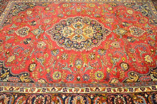 Tappeto persiano, sec. XX, fondo nei toni del rosso, medaglione centrale , lesene laterali nei toni del blu, cm 250x355