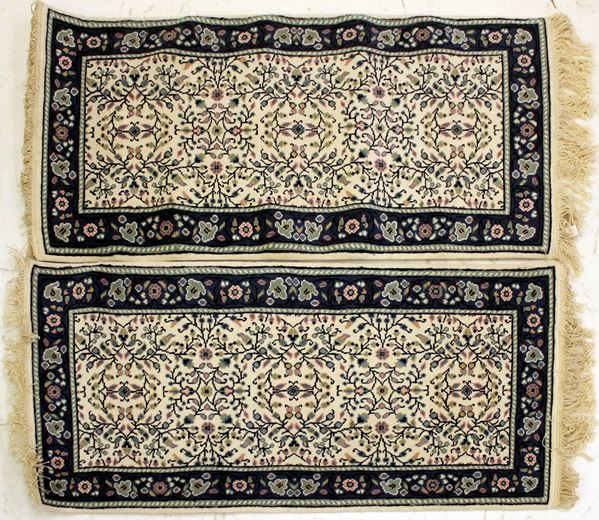 Coppia di tappeti scendiletto, Tunisia, sec. XX&nbsp;&nbsp;&nbsp;&nbsp;&nbsp;&nbsp;&nbsp;&nbsp;&nbsp;&nbsp;&nbsp;&nbsp;&nbsp;&nbsp;&nbsp;&nbsp;&nbsp;&nbsp;&nbsp;&nbsp;&nbsp;&nbsp;&nbsp;&nbsp;&nbsp;&nbsp;&nbsp;  - Asta ARREDI DA UNA VILLA FIESOLANA, GIOIELLI, DIPINTI DAL XVII AL XX SECOLO - Poggio Bracciolini Casa d'Aste