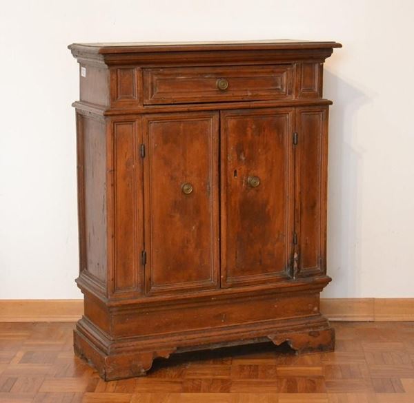 Credenzino, in stile 500, in noce, piano rettangolare, cassetto nella&nbsp;&nbsp;&nbsp;&nbsp;&nbsp;