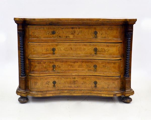 Cassettone lombardo-veneto, sec. XVIII, in noce,&nbsp;&nbsp;&nbsp;&nbsp;&nbsp;&nbsp;&nbsp;&nbsp;&nbsp;&nbsp;&nbsp;&nbsp;&nbsp;&nbsp;&nbsp;&nbsp;&nbsp;&nbsp;&nbsp;&nbsp;&nbsp;&nbsp;&nbsp;&nbsp;&nbsp;&nbsp;
