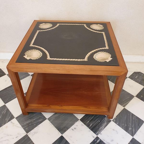 Tavolino basso, sec. XX, in ciliegio con piano&nbsp;&nbsp;&nbsp;&nbsp;&nbsp;&nbsp;&nbsp;&nbsp;&nbsp;&nbsp;&nbsp;&nbsp;&nbsp;&nbsp;&nbsp;&nbsp;&nbsp;&nbsp;&nbsp;&nbsp;&nbsp;&nbsp;&nbsp;&nbsp;&nbsp;&nbsp;&nbsp;&nbsp;