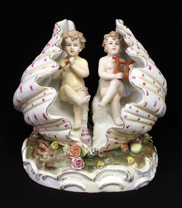 Gruppo in terracotta smaltata in policromia, sec. XX, raffigurante coppia&nbsp;