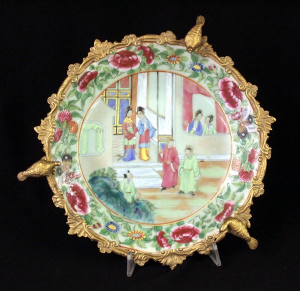 Piatto, Cina, famiglia rosa, in porcellana dipinata in policromia, scesa&nbsp;&nbsp;