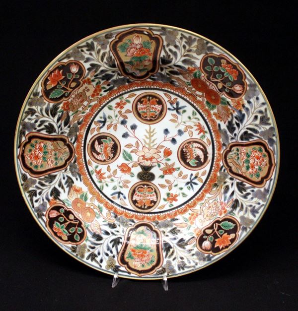 Piatto, Giappone, sec. XIX, in porcellana Imari decorta in policromia,&nbsp;&nbsp;&nbsp;&nbsp;