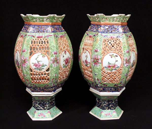 Coppia di lanterne, Cina, dianstia Qing, in porcellana traforata dipinta