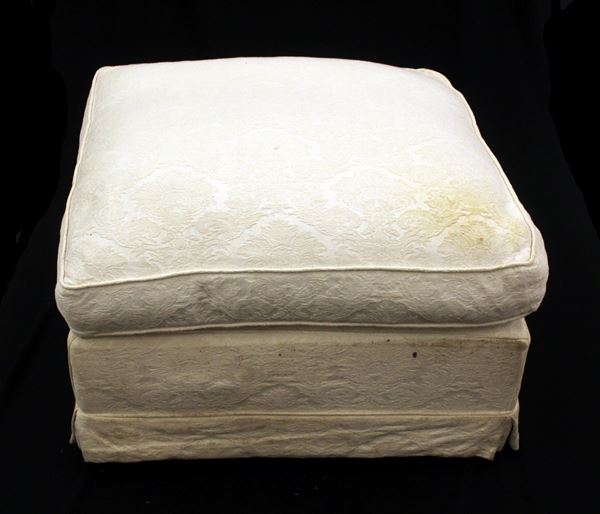 Pouff, sec. XX, rivestito in stoffa nei toni del bianco, cm 80x80x50&nbsp;&nbsp;&nbsp;&nbsp;&nbsp;&nbsp;