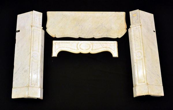 Camino, sec. XX, in marmo, composto da quattro elementi, colonne cm 35x101,