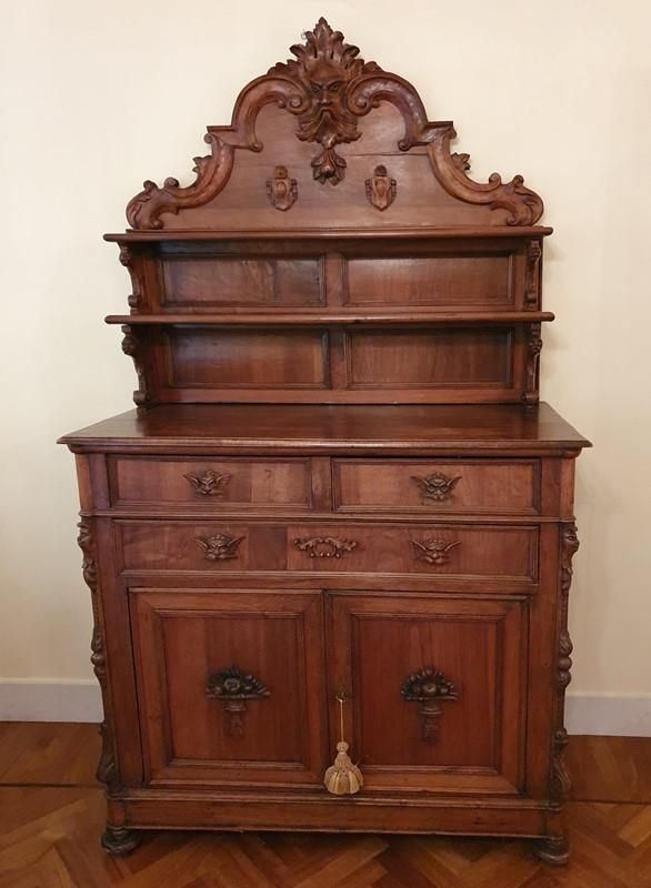 Credenza, sec. XIX, in noce, due sportelli, due cassetti, alzata con vani