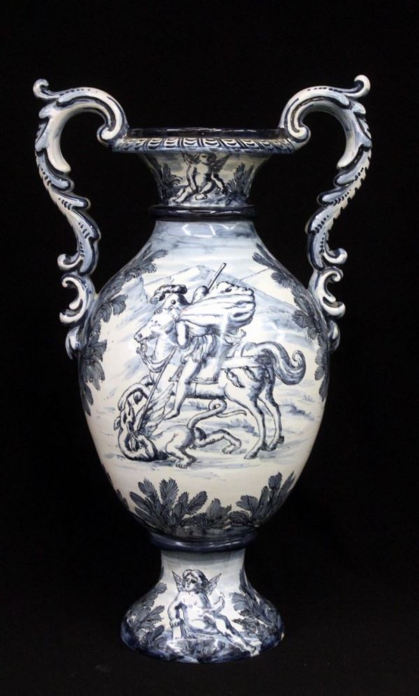 Vaso biansato, Savona, sec. XX&nbsp;&nbsp;&nbsp;&nbsp;&nbsp;&nbsp;&nbsp;&nbsp;&nbsp;&nbsp;&nbsp;&nbsp;&nbsp;&nbsp;&nbsp;&nbsp;&nbsp;&nbsp;&nbsp;&nbsp;&nbsp;&nbsp;&nbsp;&nbsp;&nbsp;&nbsp;&nbsp;&nbsp;&nbsp;&nbsp;&nbsp;&nbsp;&nbsp;&nbsp;&nbsp;&nbsp;&nbsp;&nbsp;&nbsp;&nbsp;&nbsp;&nbsp;&nbsp;&nbsp;
