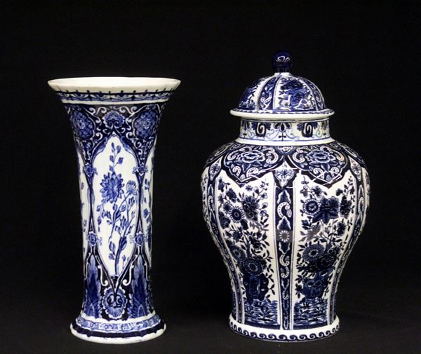 Un vaso ed una potiche, Delft, sec. XX&nbsp;&nbsp;&nbsp;&nbsp;&nbsp;&nbsp;&nbsp;&nbsp;&nbsp;&nbsp;&nbsp;&nbsp;&nbsp;&nbsp;&nbsp;&nbsp;&nbsp;&nbsp;&nbsp;&nbsp;&nbsp;&nbsp;&nbsp;&nbsp;&nbsp;&nbsp;&nbsp;&nbsp;&nbsp;&nbsp;&nbsp;&nbsp;&nbsp;&nbsp;&nbsp;&nbsp;