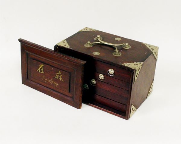 Scatola da gioco, Cina, sec. XX&nbsp;&nbsp;&nbsp;&nbsp;&nbsp;&nbsp;&nbsp;&nbsp;&nbsp;&nbsp;&nbsp;&nbsp;&nbsp;&nbsp;&nbsp;&nbsp;&nbsp;&nbsp;&nbsp;&nbsp;&nbsp;&nbsp;&nbsp;&nbsp;&nbsp;&nbsp;&nbsp;&nbsp;&nbsp;&nbsp;&nbsp;&nbsp;&nbsp;&nbsp;&nbsp;&nbsp;&nbsp;&nbsp;&nbsp;&nbsp;&nbsp;&nbsp;&nbsp;