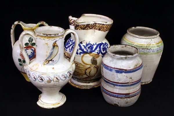 Serie di cinque tra vasi e brocche, sec. XIX&nbsp;&nbsp;&nbsp;&nbsp;&nbsp;&nbsp;&nbsp;&nbsp;&nbsp;&nbsp;&nbsp;&nbsp;&nbsp;&nbsp;&nbsp;&nbsp;&nbsp;&nbsp;&nbsp;&nbsp;&nbsp;&nbsp;&nbsp;&nbsp;&nbsp;&nbsp;&nbsp;&nbsp;&nbsp;&nbsp;  - Asta ARREDI DA UNA VILLA FIESOLANA, GIOIELLI, DIPINTI DAL XVII AL XX SECOLO - Poggio Bracciolini Casa d'Aste