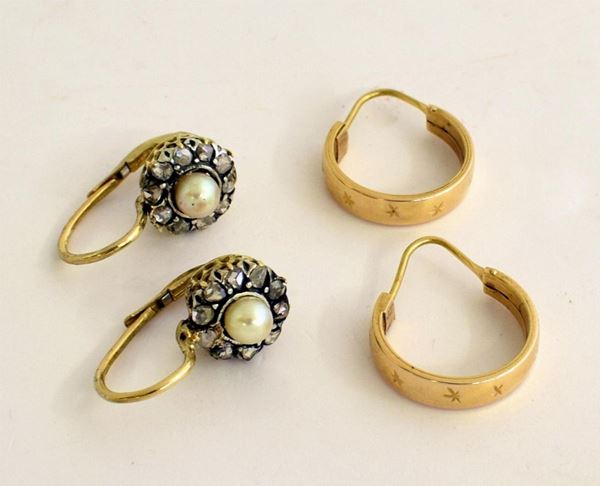DUE PAIA DI ORECCHINI IN ORO, ROSETTE E MICROPERLE&nbsp;&nbsp;&nbsp;&nbsp;&nbsp;&nbsp;&nbsp;&nbsp;&nbsp;&nbsp;&nbsp;&nbsp;&nbsp;&nbsp;&nbsp;&nbsp;&nbsp;&nbsp;&nbsp;&nbsp;&nbsp;&nbsp;&nbsp;&nbsp;