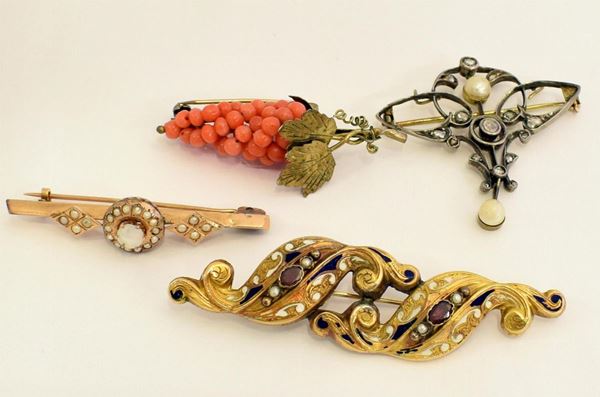 DUE SPILLE IN ORO GIALLO,SMALTI, PIETRE E MICROPERLE&nbsp;&nbsp;&nbsp;&nbsp;&nbsp;&nbsp;&nbsp;&nbsp;&nbsp;&nbsp;&nbsp;&nbsp;&nbsp;&nbsp;&nbsp;&nbsp;&nbsp;&nbsp;&nbsp;&nbsp;&nbsp;&nbsp;  - Asta GIOIELLI, ARGENTI, ARREDI, OGGETTI D'ARTE E DIPINTI - Poggio Bracciolini Casa d'Aste