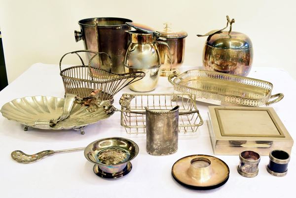 LOTTO DI SEDICI PEZZI TRA VASSOI,THERMOS E PORTAGHIACCIO&nbsp;&nbsp;&nbsp;&nbsp;&nbsp;&nbsp;&nbsp;&nbsp;&nbsp;&nbsp;&nbsp;&nbsp;&nbsp;&nbsp;&nbsp;&nbsp;&nbsp;&nbsp;  - Asta GIOIELLI, ARGENTI, ARREDI, OGGETTI D'ARTE E DIPINTI - Poggio Bracciolini Casa d'Aste