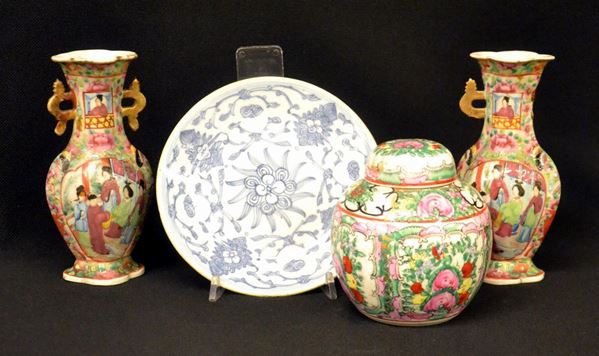 Piattino e tre vasetti, Cina, sec. XIX e XX&nbsp;&nbsp;&nbsp;&nbsp;&nbsp;&nbsp;&nbsp;&nbsp;&nbsp;&nbsp;&nbsp;&nbsp;&nbsp;&nbsp;&nbsp;&nbsp;&nbsp;&nbsp;&nbsp;&nbsp;&nbsp;&nbsp;&nbsp;&nbsp;&nbsp;&nbsp;&nbsp;&nbsp;&nbsp;&nbsp;&nbsp;