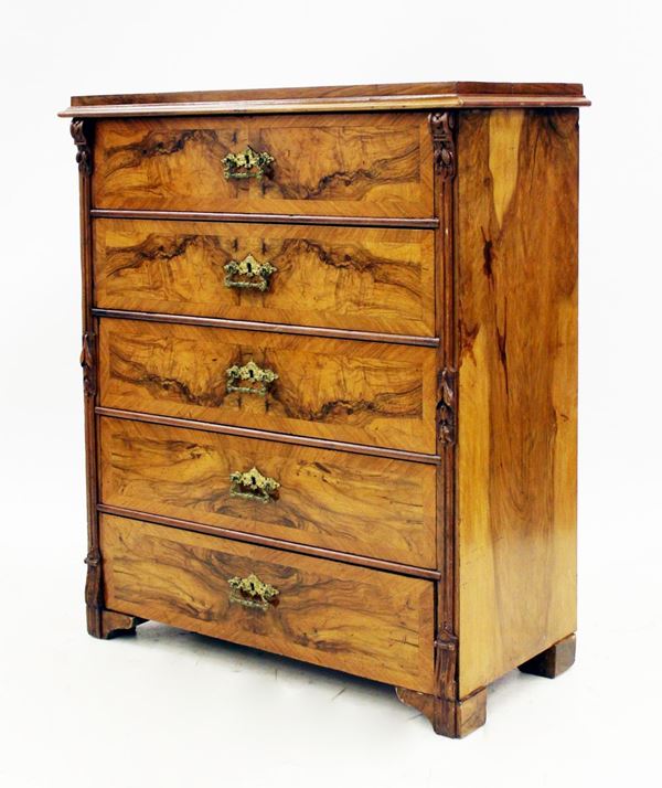 Cassettiera, fine sec. XIX, lastronata in noce e radica di noce, fronte a cinque cassetti tra lesene intagliate a motivi fruttati e fogliati desinenti in motivi a volute, piedi a mensola, cm 102x50x123&nbsp;&nbsp;&nbsp;&nbsp;&nbsp;&nbsp;&nbsp;&nbsp;&nbsp;&nbsp;&nbsp;&nbsp;&nbsp;&nbsp;&nbsp;&nbsp;&nbsp;&nbsp;&nbsp;&nbsp;&nbsp;&nbsp;&nbsp;&nbsp;&nbsp;&nbsp;&nbsp;&nbsp;&nbsp;&nbsp;&nbsp;&nbsp;&nbsp;&nbsp;&nbsp;&nbsp;&nbsp;&nbsp;&nbsp;&nbsp;&nbsp;&nbsp;&nbsp;&nbsp;&nbsp;&nbsp;&nbsp;&nbsp;&nbsp;&nbsp;&nbsp;&nbsp;&nbsp;&nbsp;&nbsp;&nbsp;&nbsp;&nbsp;&nbsp;&nbsp;&nbsp;&nbsp;