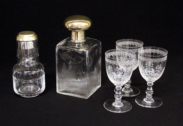 Bottiglia da notte, bottiglia da liquore e tre bicchieri, sec. XX,&nbsp;&nbsp;&nbsp;&nbsp;&nbsp;&nbsp;&nbsp;&nbsp;