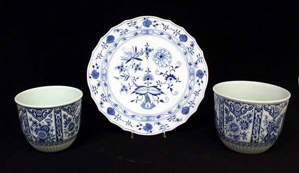 Vassoio circolare, Germania, sec. XX, manifattura Meissen, in porcellana decorata blu cipolla, diam. cm 32,5