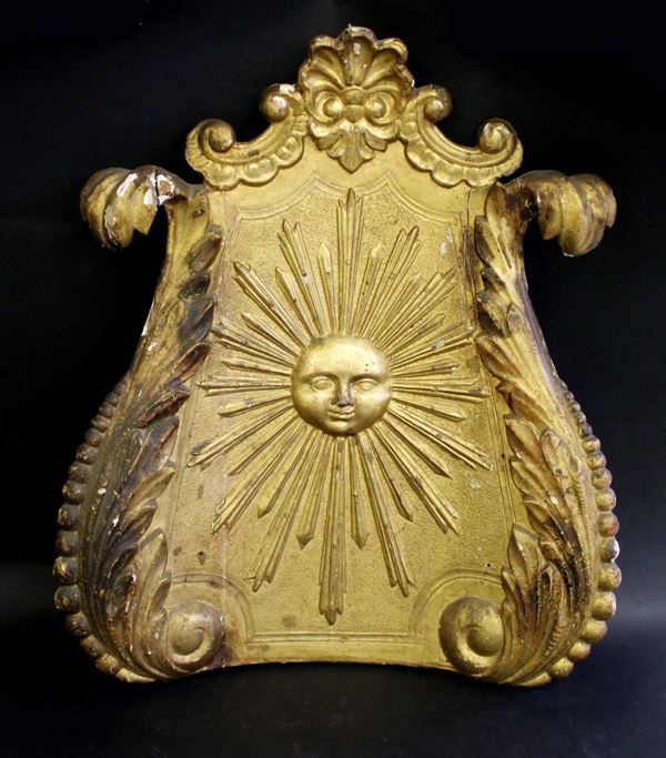 Fregio, sec. XIX, in legno intagliato e dorato a mecca, raffigurante coppia