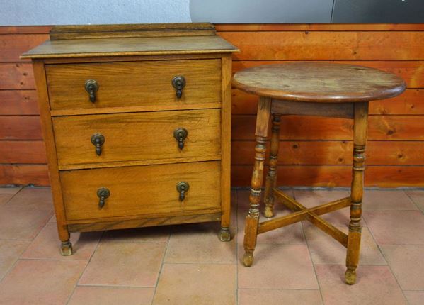 Piccolo cassettone, inizi sec. XX                                           - Asta GIOIELLI, ARGENTI, ARREDI, OGGETTI D'ARTE E DIPINTI - Poggio Bracciolini Casa d'Aste