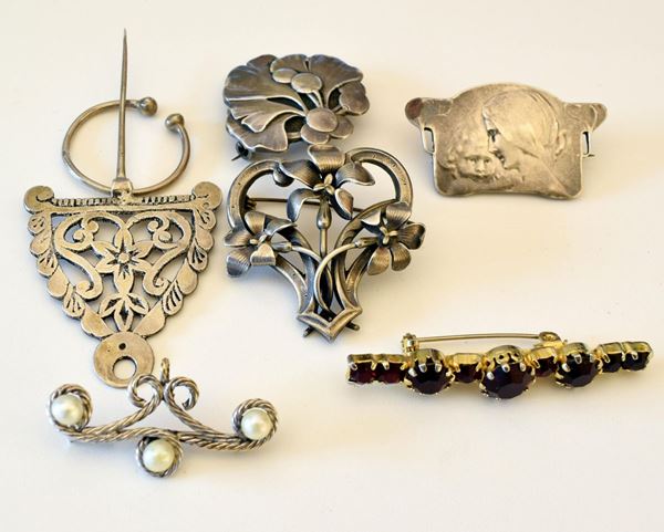 SPILLA IN ORO GIALLO A BASSO TITOLO E GRANATI&nbsp;&nbsp;&nbsp;&nbsp;&nbsp;&nbsp;&nbsp;&nbsp;&nbsp;&nbsp;&nbsp;&nbsp;&nbsp;&nbsp;&nbsp;&nbsp;&nbsp;&nbsp;&nbsp;&nbsp;&nbsp;&nbsp;&nbsp;&nbsp;&nbsp;&nbsp;&nbsp;&nbsp;&nbsp;  - Asta ARREDI D'ANTIQUARIATO, BENI DA COLLEZIONE, GIOIELLI E ARGENTI - Poggio Bracciolini Casa d'Aste