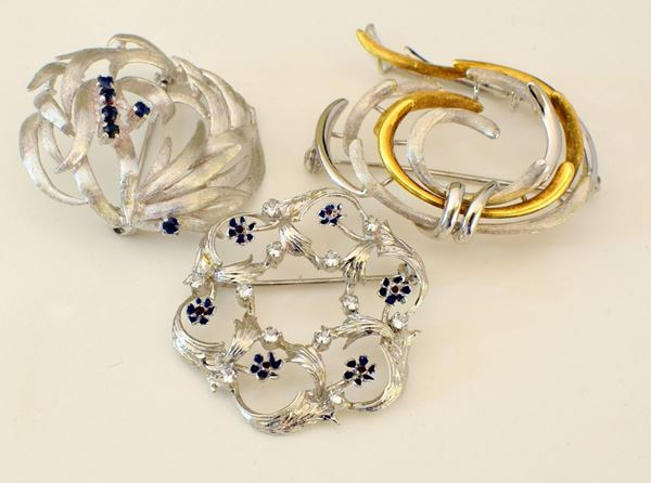 TRE SPILLE IN ORO BIANCO ,ORO GIALLO E ZAFFIRI&nbsp;&nbsp;&nbsp;&nbsp;&nbsp;&nbsp;&nbsp;&nbsp;&nbsp;&nbsp;&nbsp;&nbsp;&nbsp;&nbsp;&nbsp;&nbsp;&nbsp;&nbsp;&nbsp;&nbsp;&nbsp;&nbsp;&nbsp;&nbsp;&nbsp;&nbsp;&nbsp;&nbsp;  - Asta ARREDI D'ANTIQUARIATO, BENI DA COLLEZIONE, GIOIELLI E ARGENTI - Poggio Bracciolini Casa d'Aste