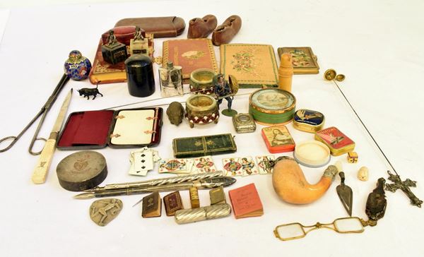 Lotto di quaranta oggetti , sec. XIX/XX&nbsp;&nbsp;&nbsp;&nbsp;&nbsp;&nbsp;&nbsp;&nbsp;&nbsp;&nbsp;&nbsp;&nbsp;&nbsp;&nbsp;&nbsp;&nbsp;&nbsp;&nbsp;&nbsp;&nbsp;&nbsp;&nbsp;&nbsp;&nbsp;&nbsp;&nbsp;&nbsp;&nbsp;&nbsp;&nbsp;&nbsp;&nbsp;&nbsp;&nbsp;&nbsp;