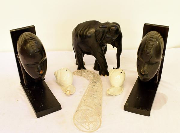 Due fermalibri e scultura di elefante&nbsp;&nbsp;&nbsp;&nbsp;&nbsp;&nbsp;&nbsp;&nbsp;&nbsp;&nbsp;&nbsp;&nbsp;&nbsp;&nbsp;&nbsp;&nbsp;&nbsp;&nbsp;&nbsp;&nbsp;&nbsp;&nbsp;&nbsp;&nbsp;&nbsp;&nbsp;&nbsp;&nbsp;&nbsp;&nbsp;&nbsp;&nbsp;&nbsp;&nbsp;&nbsp;&nbsp;&nbsp;