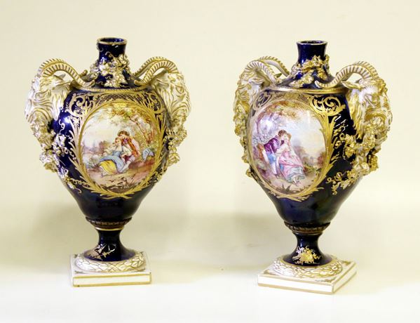 Coppia di vasi, Francia, sec. XIX, manifattura di Sevres, in porcellana&nbsp;&nbsp;&nbsp;
