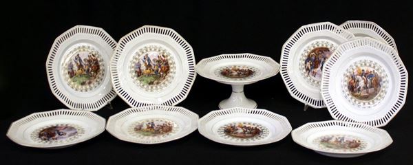 Servito di piattini da dessert e alzata, Francia, sec. XX&nbsp;&nbsp;&nbsp;&nbsp;&nbsp;&nbsp;&nbsp;&nbsp;&nbsp;&nbsp;&nbsp;&nbsp;&nbsp;&nbsp;&nbsp;&nbsp;&nbsp;